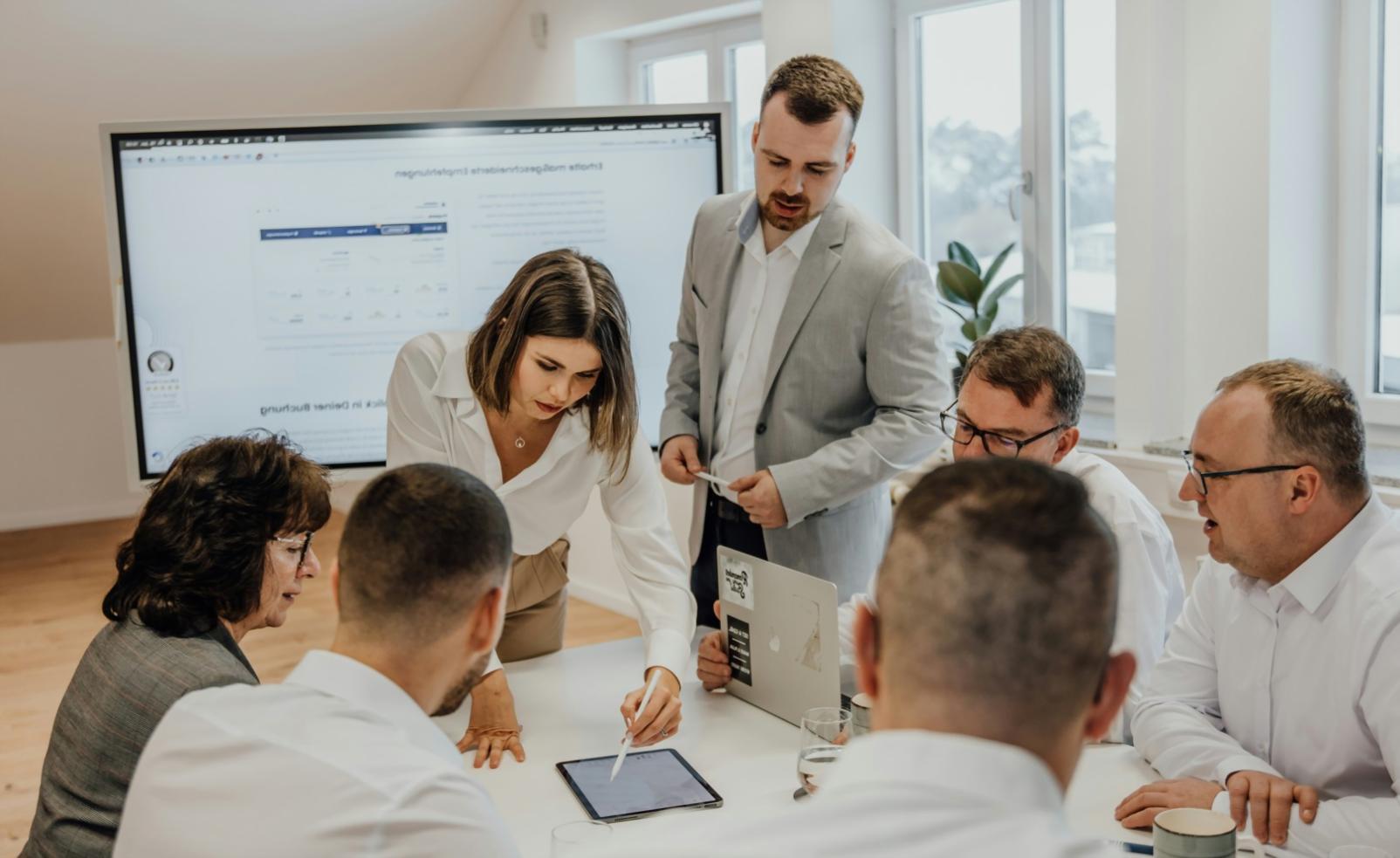 Partecipanti in discussione durante un seminario di ottimizzazione contenuti